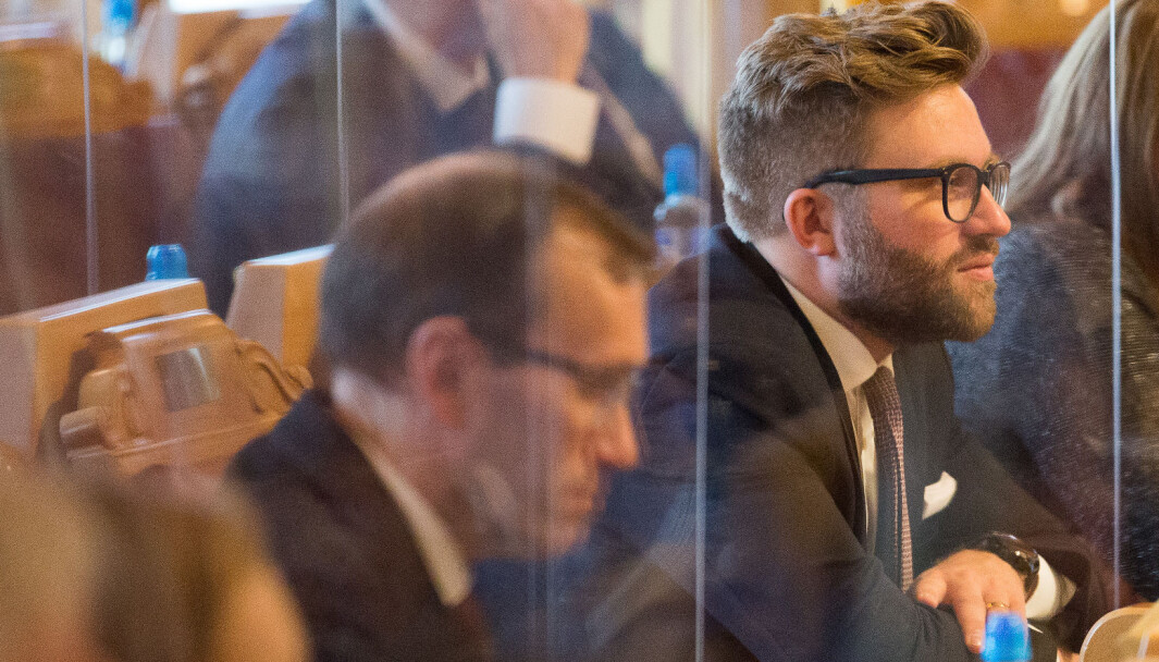 VAG STØTTE: Saksordfører Stefan Heggelund (H) henter støtte fra Ap og Espen Barth Eide (foran) for å tredoble CO2-avgiften. VAG STØTTE: Saksordfører Stefan Heggelund (H) henter støtte fra Ap og Espen Barth Eide (foran) for å tredoble CO2-avgiften.