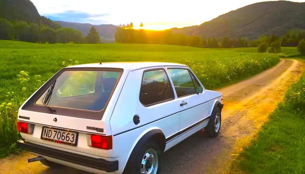 <span class="font-weight-bold" data-lab-font_weight_desktop="font-weight-bold">GOLF I SOLNEDGANG:</span> Øyvind Kjeka finner mening i å kjøre 1978-modell Golf GT i naturskjønt nærmiljøe som tilreisende betaler dyrt for å få oppleve <span class="font-weight-bold" data-lab-font_weight_desktop="font-weight-bold">GOLF I SOLNEDGANG:</span> Øyvind Kjeka finner mening i å kjøre 1978-modell Golf GT i naturskjønt nærmiljøe som tilreisende betaler dyrt for å få oppleve