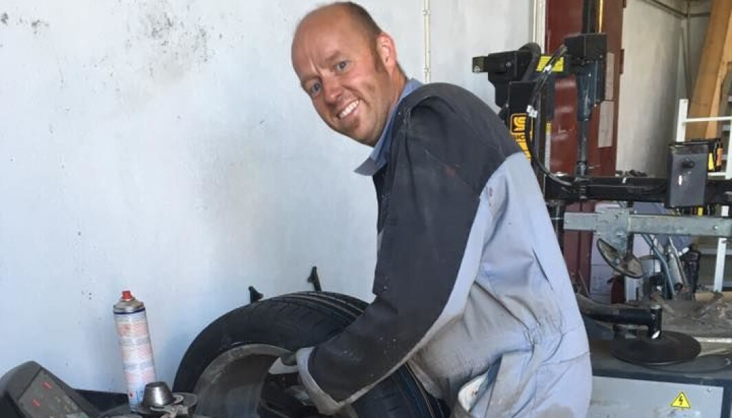 <span class="font-weight-bold" data-lab-font_weight_desktop="font-weight-bold">FULL DEKKNING:</span> Øyvind Kjeka drev dekk- og felgservice i 13 år før han sluttet for å bli lærer. Entusiasmen for Golf sitter derimot fortsatt i kroppen. <span class="font-weight-bold" data-lab-font_weight_desktop="font-weight-bold">FULL DEKKNING:</span> Øyvind Kjeka drev dekk- og felgservice i 13 år før han sluttet for å bli lærer. Entusiasmen for Golf sitter derimot fortsatt i kroppen.