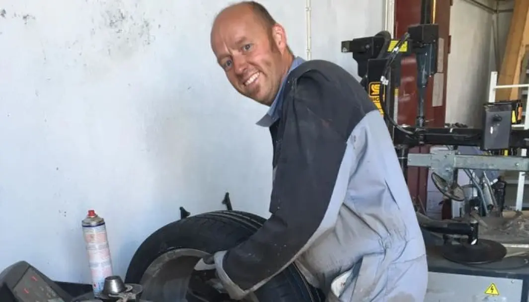 <span class="font-weight-bold" data-lab-font_weight_desktop="font-weight-bold">FULL DEKKNING:</span> Øyvind Kjeka drev dekk- og felgservice i 13 år før han sluttet for å bli lærer. Entusiasmen for Golf sitter derimot fortsatt i kroppen. <span class="font-weight-bold" data-lab-font_weight_desktop="font-weight-bold">FULL DEKKNING:</span> Øyvind Kjeka drev dekk- og felgservice i 13 år før han sluttet for å bli lærer. Entusiasmen for Golf sitter derimot fortsatt i kroppen.