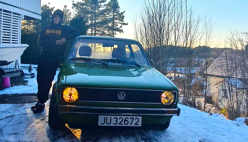 <span class="font-weight-bold" data-lab-font_weight_desktop="font-weight-bold">GOLFEREN:</span> Oliver Hedlund Olseng lener seg lødig på sin Golf L 1976-modell som Volkswagen produsert allerede i mars 1975. <span class="font-weight-bold" data-lab-font_weight_desktop="font-weight-bold">GOLFEREN:</span> Oliver Hedlund Olseng lener seg lødig på sin Golf L 1976-modell som Volkswagen produsert allerede i mars 1975.