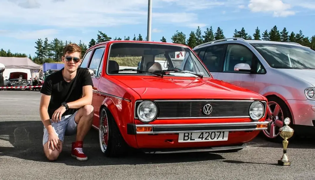 POKKERS POKAL: Kristoffer Hesselberg forsøker å posere like rett som pokalen han nettopp har vunnet for Golfen sin på et VW-treff. POKKERS POKAL: Kristoffer Hesselberg forsøker å posere like rett som pokalen han nettopp har vunnet for Golfen sin på et VW-treff.