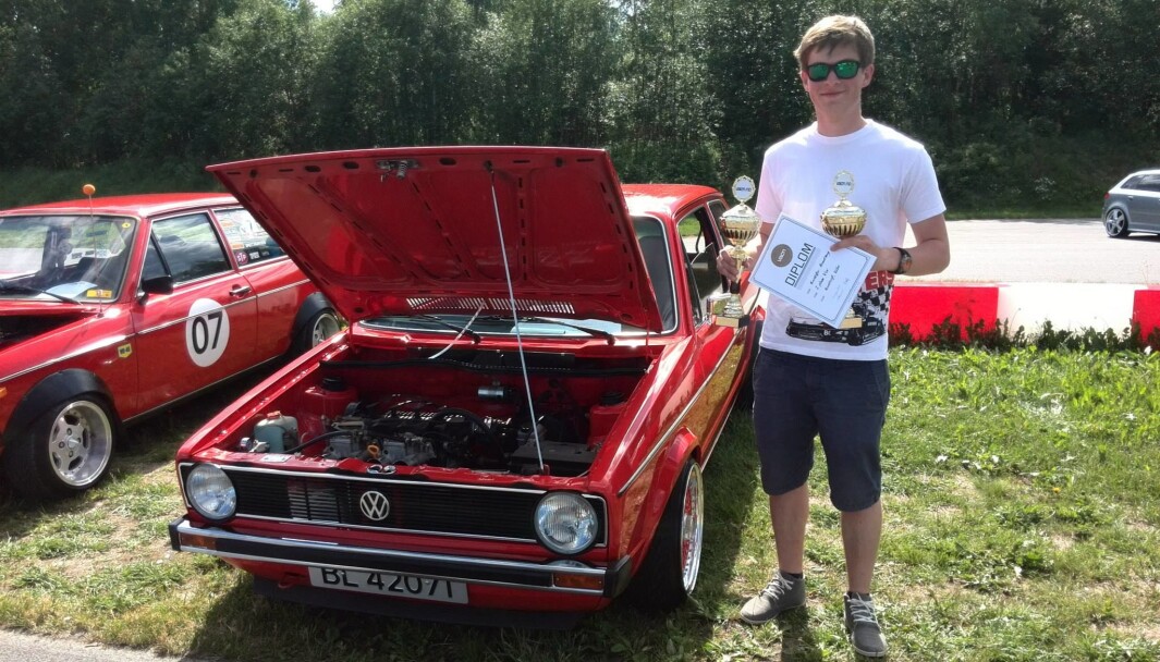 <span class="font-weight-bold" data-lab-font_weight_desktop="font-weight-bold">POKALGROSSIST</span>: Kristoffer Hesselberg har lykkes i å få enda en pokal for gullet sitt: nei, det ble visst to. <span class="font-weight-bold" data-lab-font_weight_desktop="font-weight-bold">POKALGROSSIST</span>: Kristoffer Hesselberg har lykkes i å få enda en pokal for gullet sitt: nei, det ble visst to.