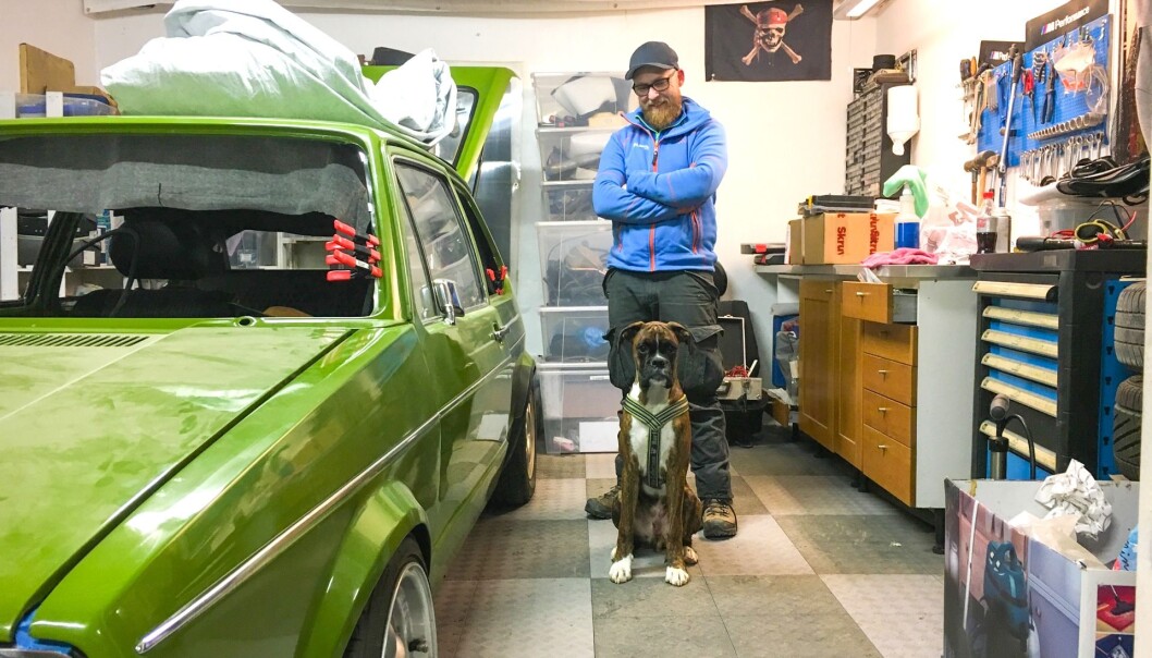 <span class="font-weight-bold" data-lab-font_weight_desktop="font-weight-bold">FAMILEMEDLEM: </span>Joachim Næss, hans grønne Golf og boxeren Knirk på en improvisert garasjeplass i en låve forut for familiens flytting. Hunden er dessverre i mellomtiden gått bort. <span class="font-weight-bold" data-lab-font_weight_desktop="font-weight-bold">FAMILEMEDLEM: </span>Joachim Næss, hans grønne Golf og boxeren Knirk på en improvisert garasjeplass i en låve forut for familiens flytting. Hunden er dessverre i mellomtiden gått bort.