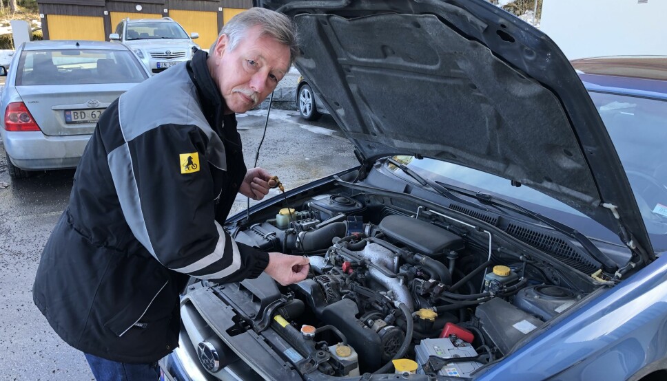 BRUKTBILEKSPERT: Audun Bergerud sjekker oljen på sin egen godt brukte Subaru Lagacy 2006-modell.
