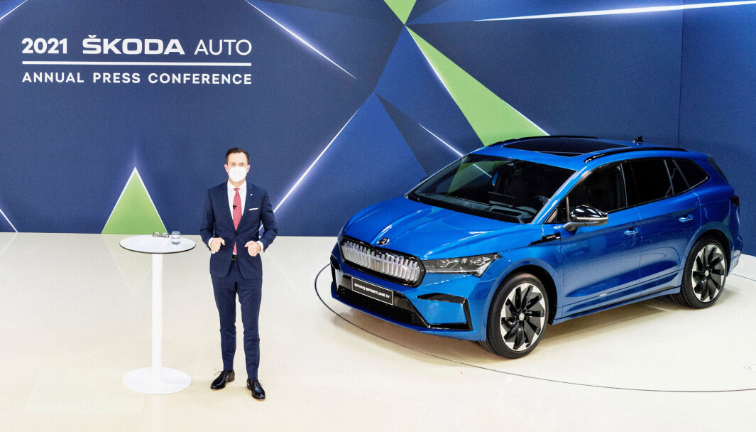 BLÅTT I BLÅTT: Skoda-sjef Thomas Schåfer med Sportline-utgaven av Skoda Enyaq. BLÅTT I BLÅTT: Skoda-sjef Thomas Schåfer med Sportline-utgaven av Skoda Enyaq.