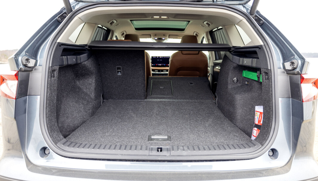<span class=" font-weight-bold" data-lab-font_weight_desktop="font-weight-bold">TJA: </span>Vi er bortskjemt med plass og praktiske løsninger i Skoda. Bagasjevolum på 585 liter er bra, men praktisk sett er ikke dette helt på Skoda-nivå om man skal laste lange og flate objekter. <span class=" font-weight-bold" data-lab-font_weight_desktop="font-weight-bold">TJA: </span>Vi er bortskjemt med plass og praktiske løsninger i Skoda. Bagasjevolum på 585 liter er bra, men praktisk sett er ikke dette helt på Skoda-nivå om man skal laste lange og flate objekter.
