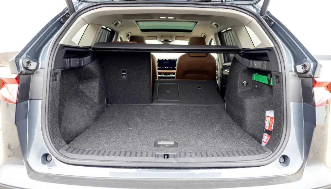 <span class=" font-weight-bold" data-lab-font_weight_desktop="font-weight-bold">TJA: </span>Vi er bortskjemt med plass og praktiske løsninger i Skoda. Bagasjevolum på 585 liter er bra, men praktisk sett er ikke dette helt på Skoda-nivå om man skal laste lange og flate objekter. <span class=" font-weight-bold" data-lab-font_weight_desktop="font-weight-bold">TJA: </span>Vi er bortskjemt med plass og praktiske løsninger i Skoda. Bagasjevolum på 585 liter er bra, men praktisk sett er ikke dette helt på Skoda-nivå om man skal laste lange og flate objekter.