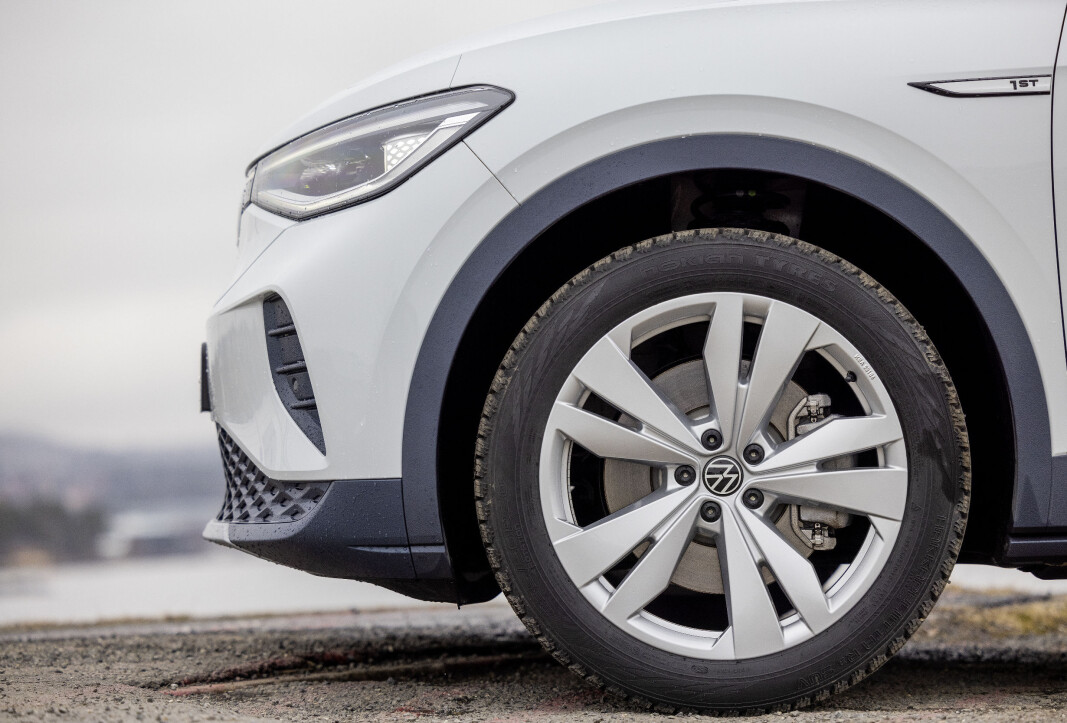 <span class=" font-weight-bold" data-lab-font_weight_desktop="font-weight-bold">STORE HJUL:</span> Testbilen hadde SUV-vinterdekk med dimensjonene 235/50-20 foran og 255/45-20 bak. På 1st Max er sommerhjulene enda større - 21-tommere standard. <span class=" font-weight-bold" data-lab-font_weight_desktop="font-weight-bold">STORE HJUL:</span> Testbilen hadde SUV-vinterdekk med dimensjonene 235/50-20 foran og 255/45-20 bak. På 1st Max er sommerhjulene enda større - 21-tommere standard.