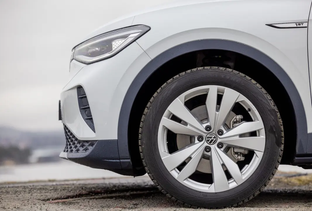 <span class=" font-weight-bold" data-lab-font_weight_desktop="font-weight-bold">STORE HJUL:</span> Testbilen hadde SUV-vinterdekk med dimensjonene 235/50-20 foran og 255/45-20 bak. På 1st Max er sommerhjulene enda større - 21-tommere standard. <span class=" font-weight-bold" data-lab-font_weight_desktop="font-weight-bold">STORE HJUL:</span> Testbilen hadde SUV-vinterdekk med dimensjonene 235/50-20 foran og 255/45-20 bak. På 1st Max er sommerhjulene enda større - 21-tommere standard.