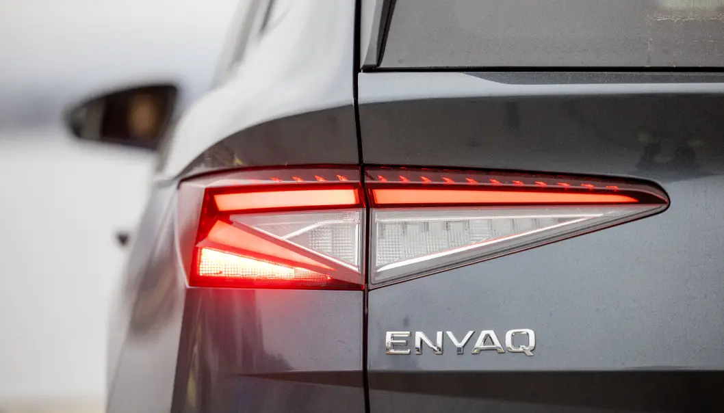 <span class=" font-weight-bold" data-lab-font_weight_desktop="font-weight-bold">TYPISK:</span> Bakfra kjenner man igjen lysdesignet med de skarpe vinklene fra øvrige Skoda-modeller. <span class=" font-weight-bold" data-lab-font_weight_desktop="font-weight-bold">TYPISK:</span> Bakfra kjenner man igjen lysdesignet med de skarpe vinklene fra øvrige Skoda-modeller.