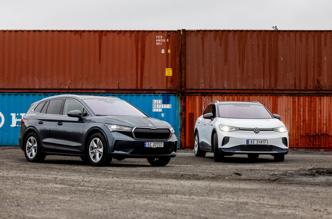 <span class=" font-weight-bold" data-lab-font_weight_desktop="font-weight-bold">TRILLINGER:</span> Under skallet er Skoda Enyaq (til venstre) og VW ID.4 (til høyre) samme bil som Audi Q4 e-tron. Det betyr også samme tilhengervekt, noe under de største konkurrentene. <span class=" font-weight-bold" data-lab-font_weight_desktop="font-weight-bold">TRILLINGER:</span> Under skallet er Skoda Enyaq (til venstre) og VW ID.4 (til høyre) samme bil som Audi Q4 e-tron. Det betyr også samme tilhengervekt, noe under de største konkurrentene.