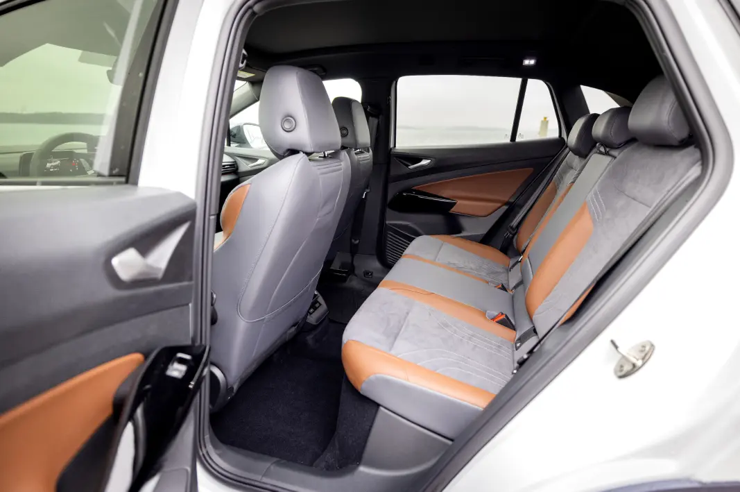 <span class=" font-weight-bold" data-lab-font_weight_desktop="font-weight-bold">PLASS TIL TRE: </span>Dedikert elbilplattform gir bedre plass bak. Også den midtre plassen er fullt brukbar (men har ikke Isofix). <span class=" font-weight-bold" data-lab-font_weight_desktop="font-weight-bold">PLASS TIL TRE: </span>Dedikert elbilplattform gir bedre plass bak. Også den midtre plassen er fullt brukbar (men har ikke Isofix).