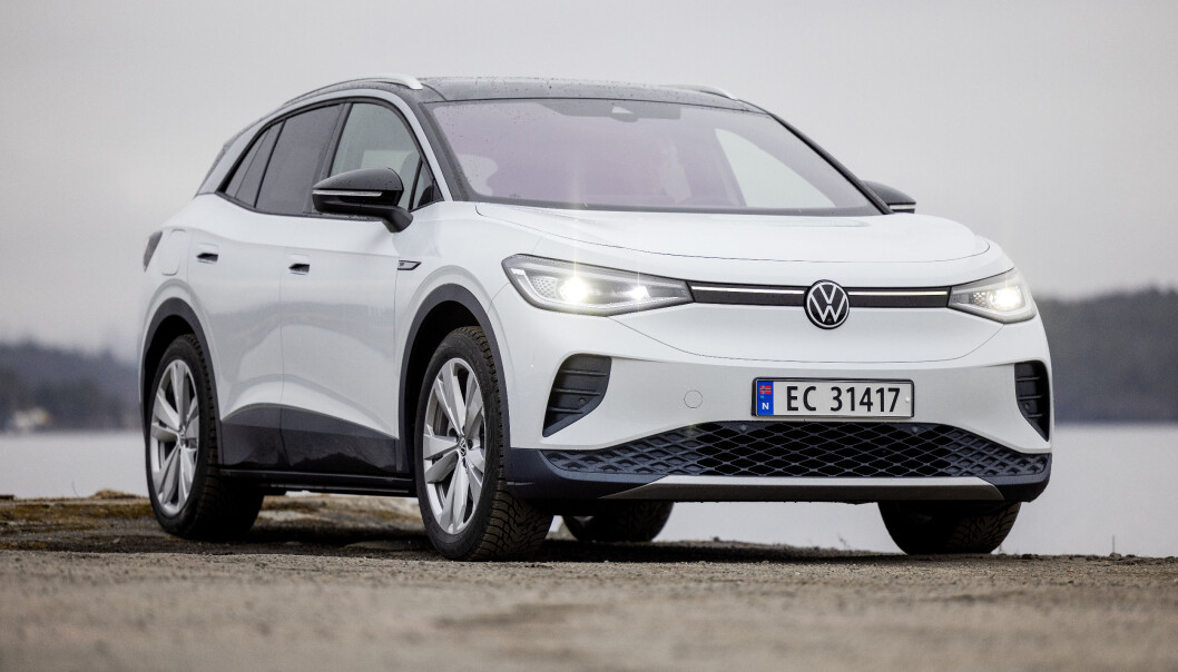 DEN SOM VENTER PÅ NOE GODT...: VW ID. 4 er en attraktiv og ettertraktet elektrisk SUV, men nå opplever produsenten problemer med å få levert i tide. DEN SOM VENTER PÅ NOE GODT...: VW ID. 4 er en attraktiv og ettertraktet elektrisk SUV, men nå opplever produsenten problemer med å få levert i tide.