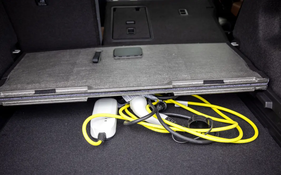 <span class=" font-weight-bold" data-lab-font_weight_desktop="font-weight-bold">KABELSALAT:</span> Under gulvet. Om de behøves på turen kan det være lurt å ta dem ut før man pakker helt fullt ... <span class=" font-weight-bold" data-lab-font_weight_desktop="font-weight-bold">KABELSALAT:</span> Under gulvet. Om de behøves på turen kan det være lurt å ta dem ut før man pakker helt fullt ...