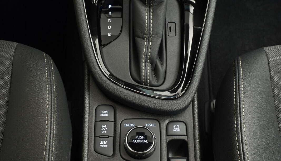 <span class=" font-weight-bold" data-lab-font_weight_desktop="font-weight-bold">KJØREPROGRAM: </span>Yaris Cross med firehjulsdrift har stort sett forhjulstrekk, men bakhjulene som drives av en elektrisk motor, kobles på etter behov. Ulike kjøreprogrammer kan bidra ytterligere til framkommeligheten. <span class=" font-weight-bold" data-lab-font_weight_desktop="font-weight-bold">KJØREPROGRAM: </span>Yaris Cross med firehjulsdrift har stort sett forhjulstrekk, men bakhjulene som drives av en elektrisk motor, kobles på etter behov. Ulike kjøreprogrammer kan bidra ytterligere til framkommeligheten.