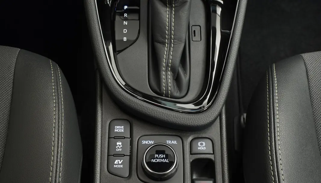<span class=" font-weight-bold" data-lab-font_weight_desktop="font-weight-bold">KJØREPROGRAM: </span>Yaris Cross med firehjulsdrift har stort sett forhjulstrekk, men bakhjulene som drives av en elektrisk motor, kobles på etter behov. Ulike kjøreprogrammer kan bidra ytterligere til framkommeligheten. <span class=" font-weight-bold" data-lab-font_weight_desktop="font-weight-bold">KJØREPROGRAM: </span>Yaris Cross med firehjulsdrift har stort sett forhjulstrekk, men bakhjulene som drives av en elektrisk motor, kobles på etter behov. Ulike kjøreprogrammer kan bidra ytterligere til framkommeligheten.