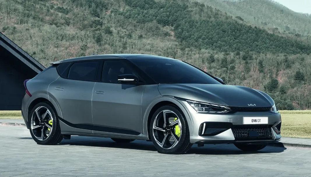 LYNET PÅ HJUL: Kias nye elbil er en sporty crossover, som kommer i en høy-ytelsesversjon kalt EV6 GT (bildet). LYNET PÅ HJUL: Kias nye elbil er en sporty crossover, som kommer i en høy-ytelsesversjon kalt EV6 GT (bildet).