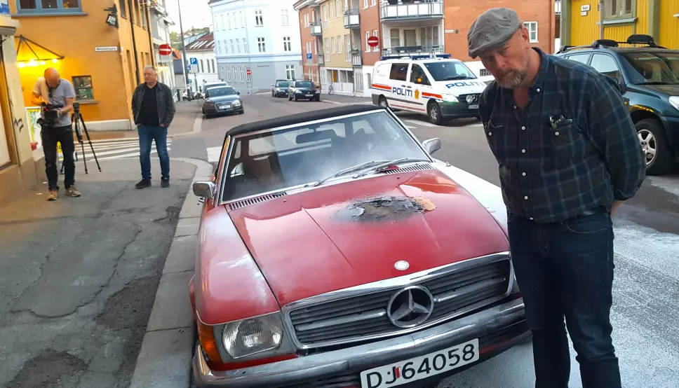 BRANNBIL: Mercedesen til riksradioprater Geir Schau tok fyr utenfor restauranten Kampen Bistro for knappe to år siden. Nå er kjerra totaloppusset.