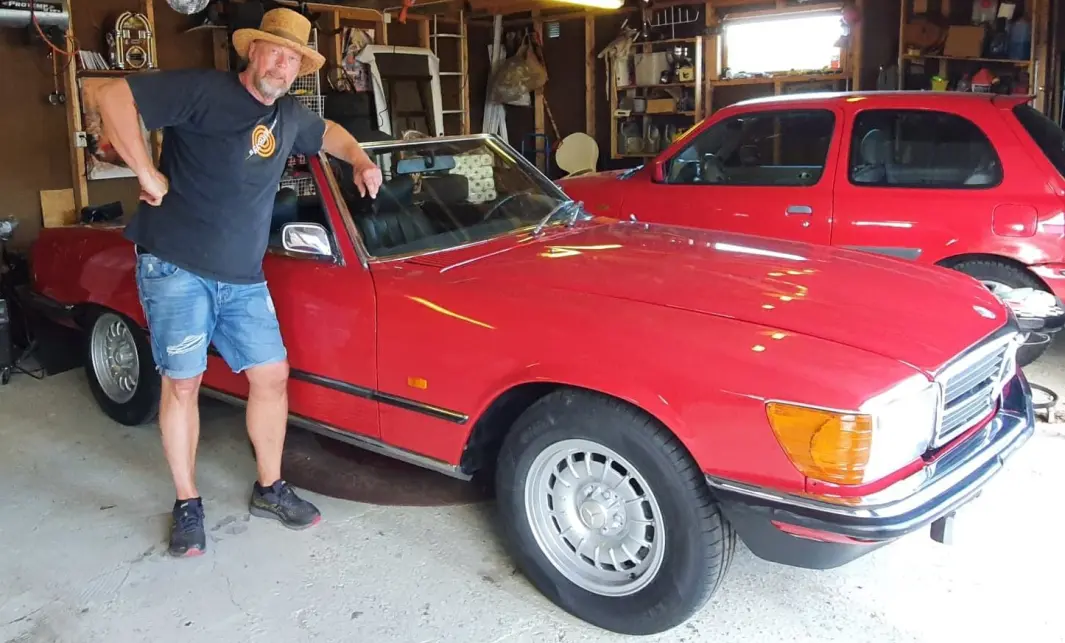 <span class="font-weight-bold" data-lab-font_weight_desktop="font-weight-bold">GARASJEGULL:</span> Radiovert Geir Schau har hatt sin Mercedes 350 SL1971-modell helt siden 1999. <span class="font-weight-bold" data-lab-font_weight_desktop="font-weight-bold">GARASJEGULL:</span> Radiovert Geir Schau har hatt sin Mercedes 350 SL1971-modell helt siden 1999.