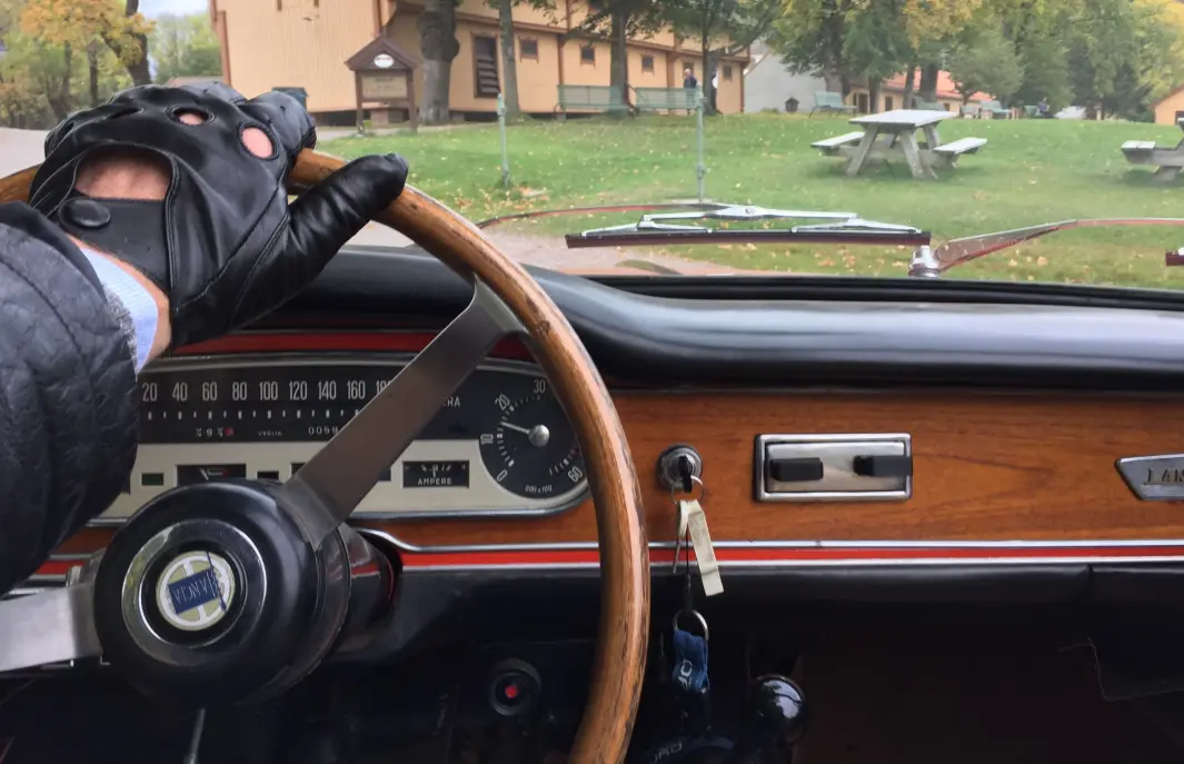 <span class="font-weight-bold" data-lab-font_weight_desktop="font-weight-bold">EDELTRE: </span>Gunnar Torsvik har utsikt til et pent instrumentpanel i treverk i sin Lancia Flavia Vignale fra tidlig 1960-tall. <span class="font-weight-bold" data-lab-font_weight_desktop="font-weight-bold">EDELTRE: </span>Gunnar Torsvik har utsikt til et pent instrumentpanel i treverk i sin Lancia Flavia Vignale fra tidlig 1960-tall.