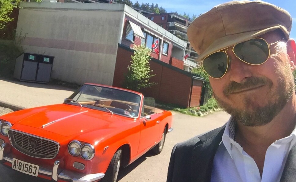 RØD ITALIENER: Gunnar Torsvik i Oslo lirker ut sin Lancia Flavia Vignale fra garasjen ved minste tegn til oppholdsvær.