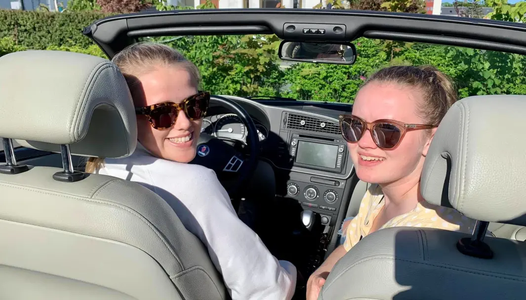 SMIL ETTER SMIL: Ida og Mari Urheim holder liv i familiens to stykk SAAB cabriolet mens faren arbeider i Dubai. SMIL ETTER SMIL: Ida og Mari Urheim holder liv i familiens to stykk SAAB cabriolet mens faren arbeider i Dubai.