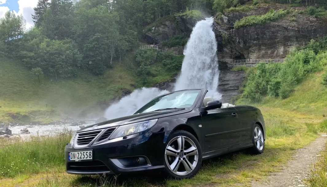 <span class="font-weight-bold" data-lab-font_weight_desktop="font-weight-bold">VÅT SOMMER: </span>Ifølge familien Urheim tåler SAAB Cabriolet mer vann enn de fleste. <span class="font-weight-bold" data-lab-font_weight_desktop="font-weight-bold">VÅT SOMMER: </span>Ifølge familien Urheim tåler SAAB Cabriolet mer vann enn de fleste.