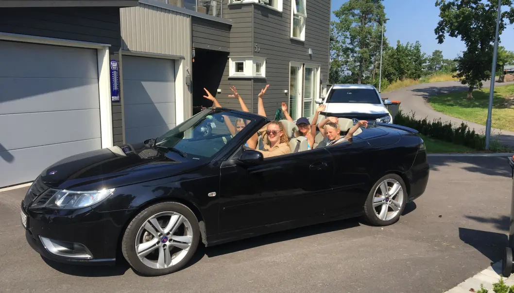 <span class="font-weight-bold" data-lab-font_weight_desktop="font-weight-bold">SOLTILBEDERE: </span>Flokken Urheim med venner hjver seg i cabrioleten slik andre løper til cabincruiseren – straks den norske sommeren byr på ørlite sol. <span class="font-weight-bold" data-lab-font_weight_desktop="font-weight-bold">SOLTILBEDERE: </span>Flokken Urheim med venner hjver seg i cabrioleten slik andre løper til cabincruiseren – straks den norske sommeren byr på ørlite sol.