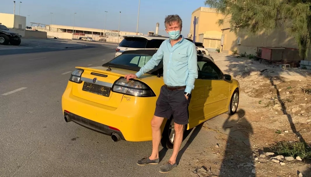 <span class="font-weight-bold" data-lab-font_weight_desktop="font-weight-bold">SOLGUL: </span>SAAB-familiefar Kjetil Urheim besiktiger enda en SAAB cabriolet til salgs – her på jobb i Dubai.