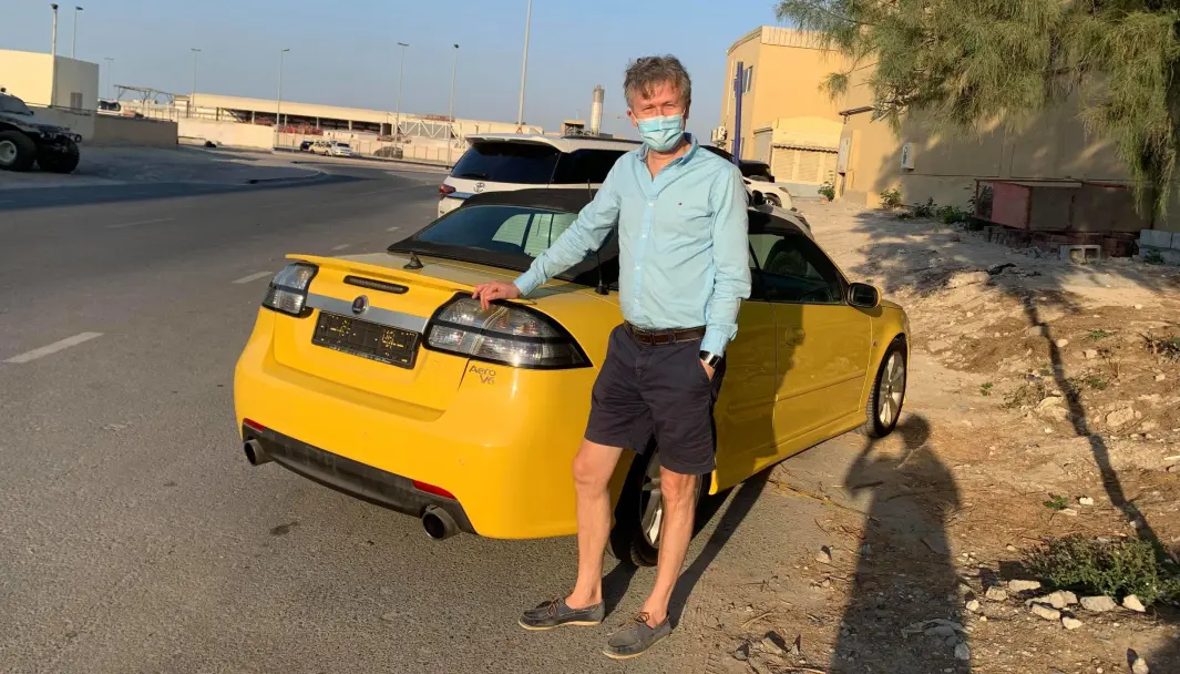 <span class="font-weight-bold" data-lab-font_weight_desktop="font-weight-bold">SOLGUL: </span>SAAB-familiefar Kjetil Urheim besiktiger enda en SAAB cabriolet til salgs – her på jobb i Dubai. <span class="font-weight-bold" data-lab-font_weight_desktop="font-weight-bold">SOLGUL: </span>SAAB-familiefar Kjetil Urheim besiktiger enda en SAAB cabriolet til salgs – her på jobb i Dubai.