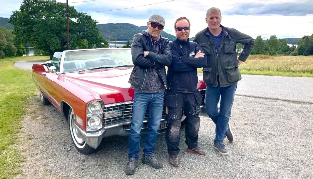 <span class="font-weight-bold" data-lab-font_weight_desktop="font-weight-bold">CADILLAC-LAGET:</span> Stjerneforfatterne Jo Nesbø og Lars Mytting sammen med Cadillac convertible-eier Viggo Visser (i midten) da Nesbø slapp boka «Kongeriket». <span class="font-weight-bold" data-lab-font_weight_desktop="font-weight-bold">CADILLAC-LAGET:</span> Stjerneforfatterne Jo Nesbø og Lars Mytting sammen med Cadillac convertible-eier Viggo Visser (i midten) da Nesbø slapp boka «Kongeriket».