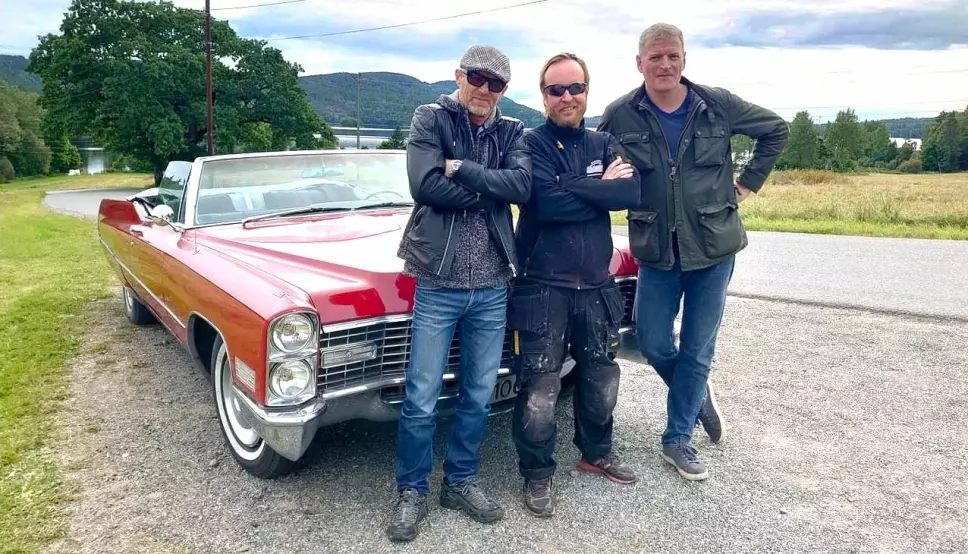 CADILLAC-LAGET: Stjerneforfatterne Jo Nesbø og Lars Mytting sammen med Cadillac convertible-eier Viggo Visser (i midten) da Nesbø slapp boka «Kongeriket».