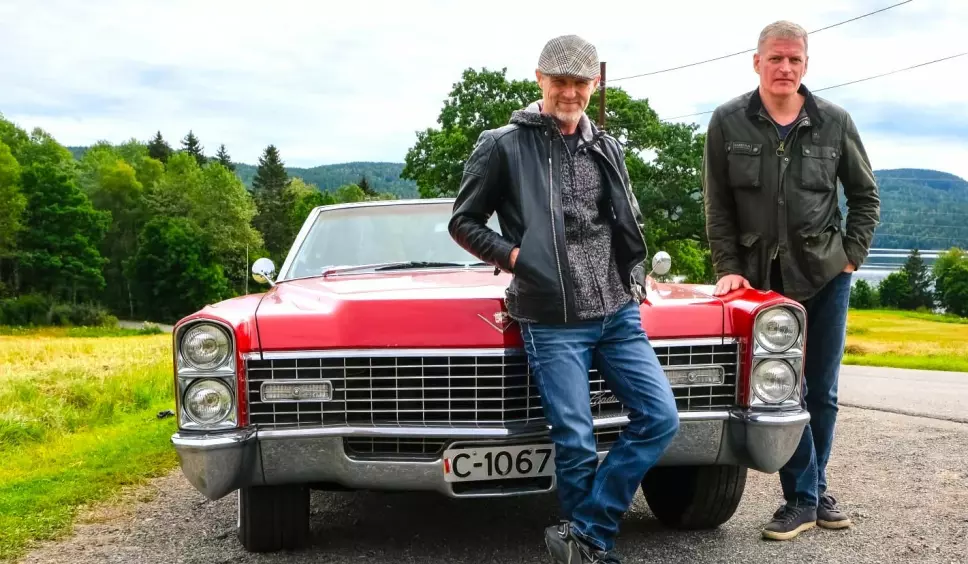 NESBØ OG MYTTING: De to forfatterkollegaene Jo Nesbø og Lars Mytting lener seg skjødesløst på Viggo Vissers Cadillac DeVille convertible.