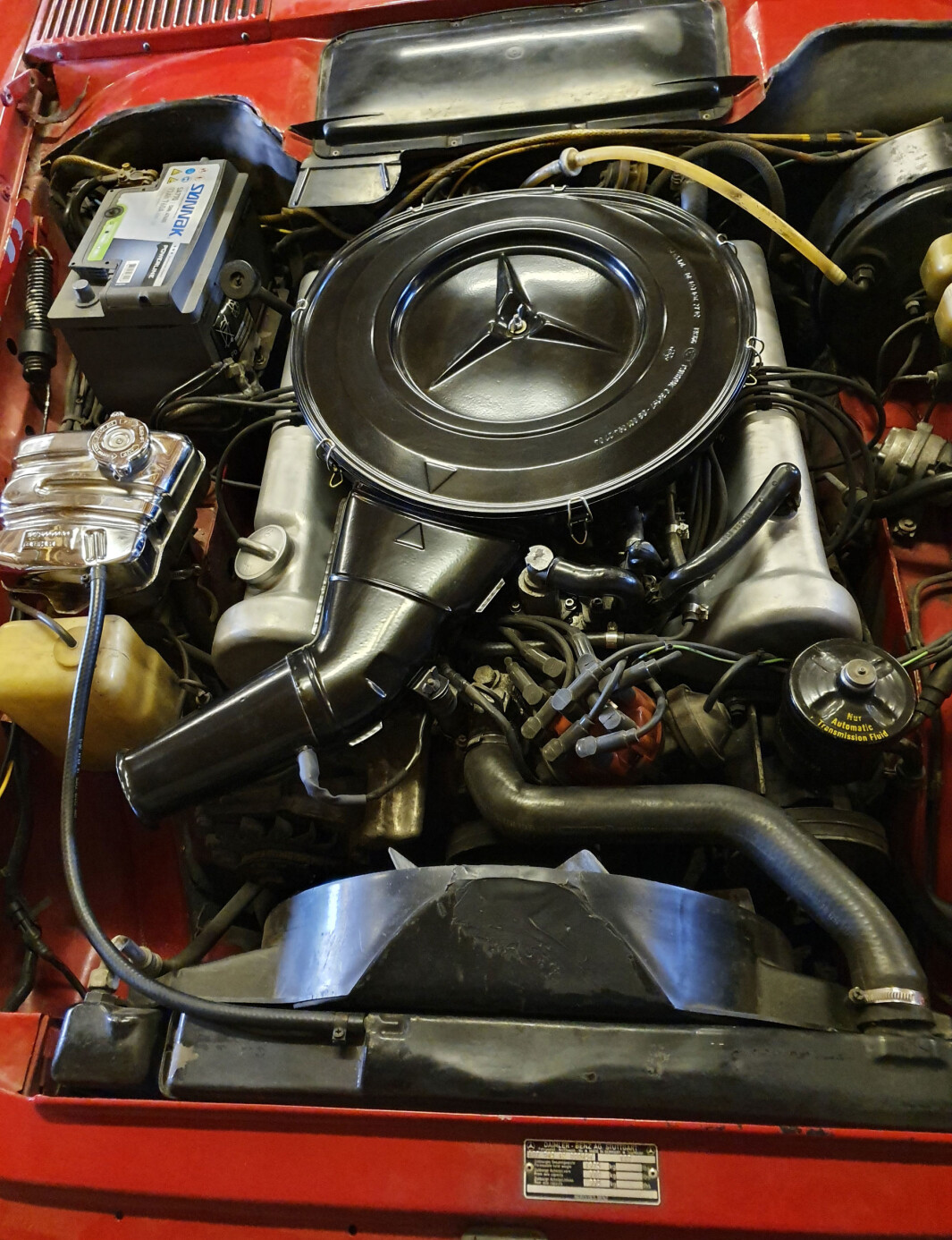 <span class="font-weight-bold" data-lab-font_weight_desktop="font-weight-bold">INDRE ORGANER: </span>Slik ser det ut i brystkassa til Geir Schau – eller mer presist: under panseret på hans Mercedes 350 SL. <span class="font-weight-bold" data-lab-font_weight_desktop="font-weight-bold">INDRE ORGANER: </span>Slik ser det ut i brystkassa til Geir Schau – eller mer presist: under panseret på hans Mercedes 350 SL.