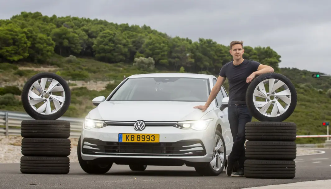 KVIKKERE DEKK? Dekkekspert Nils Svärd forklarer forskjellene mellom HP- og UHP-dekk med utgangspunkt i nye Goodyear-dekk. KVIKKERE DEKK? Dekkekspert Nils Svärd forklarer forskjellene mellom HP- og UHP-dekk med utgangspunkt i nye Goodyear-dekk.