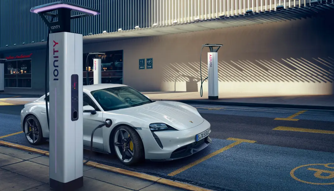 REKLAMERER MED 350 KW: Men nå får kundene «tilbudet» om å strupe toppeffekten på lading til 200 kW. REKLAMERER MED 350 KW: Men nå får kundene «tilbudet» om å strupe toppeffekten på lading til 200 kW.