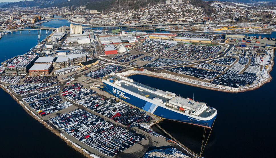 ELBILHAVNA: Tusenvis av elbiler gjør det trangt om plassen på Drammen havn. Men hvordan er det med prisene?