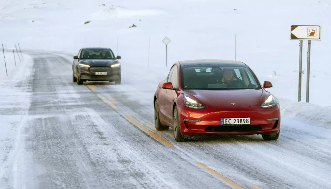 TILBAKE I TET: Tesla Model 3 er Norges mest populære bil for tiden, her med Ford Mustang Mach-E nærmest under vår rekkeviddetest i mars.