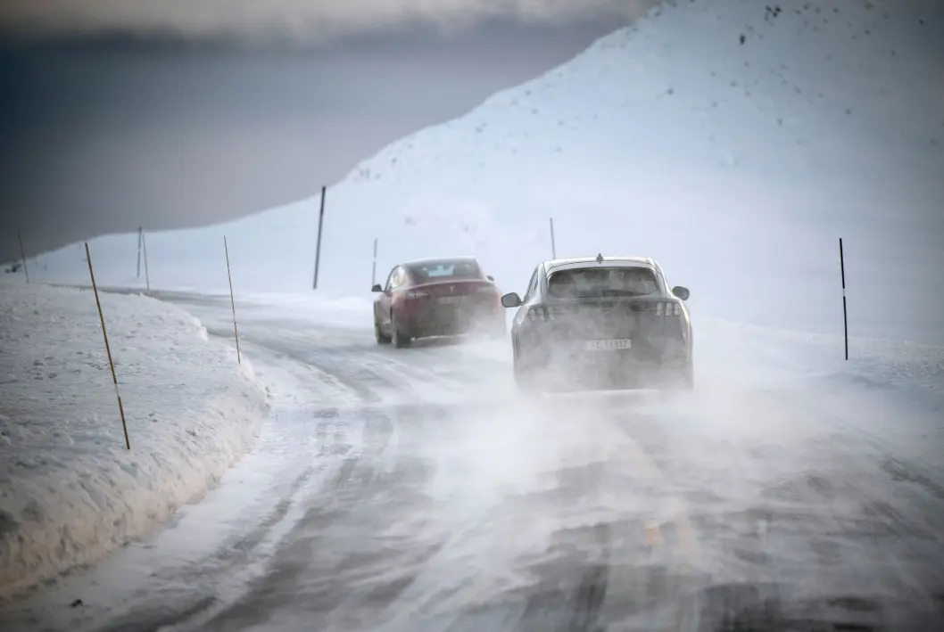 <span class="font-weight-bold" data-lab-font_weight_desktop="font-weight-bold">UT PÅ TUR:</span> Tesla Model 3 med en Ford Mustang Mach-E RWD på hjul over Venabygdsfjellet i testen for to år siden. <span class="font-weight-bold" data-lab-font_weight_desktop="font-weight-bold">UT PÅ TUR:</span> Tesla Model 3 med en Ford Mustang Mach-E RWD på hjul over Venabygdsfjellet i testen for to år siden.