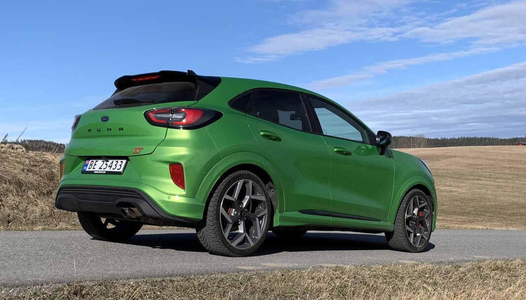 <span class=" font-weight-bold" data-lab-font_weight_desktop="font-weight-bold">HØYREIST MARKKRYPER: </span>Å kalle bilen en SUV er å ta kraftig i, men den har tross alt sine 3 cm ekstra i høyden. I forhold til Fiesta ST har Ford derfor tatt noen grep for å kompensere for det høyere tyngdepunktet og gi den en tilnærmet like sportslig karakter. <span class=" font-weight-bold" data-lab-font_weight_desktop="font-weight-bold">HØYREIST MARKKRYPER: </span>Å kalle bilen en SUV er å ta kraftig i, men den har tross alt sine 3 cm ekstra i høyden. I forhold til Fiesta ST har Ford derfor tatt noen grep for å kompensere for det høyere tyngdepunktet og gi den en tilnærmet like sportslig karakter.