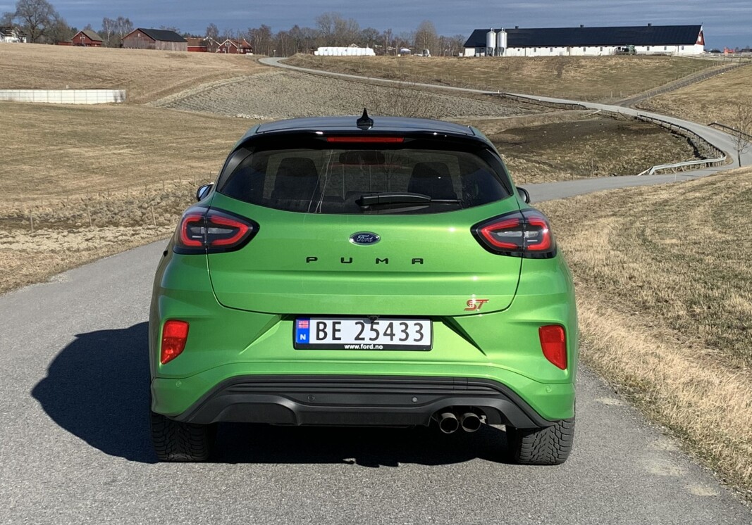 <span class=" font-weight-bold" data-lab-font_weight_desktop="font-weight-bold">SYMETRIFEIL:</span> Enderør bare på den ene siden forrykker den visuelle likevekten. Diffuseren skal ifølge Ford gi bedre marktrykk og joda, bilen sitter godt på veien. <span class=" font-weight-bold" data-lab-font_weight_desktop="font-weight-bold">SYMETRIFEIL:</span> Enderør bare på den ene siden forrykker den visuelle likevekten. Diffuseren skal ifølge Ford gi bedre marktrykk og joda, bilen sitter godt på veien.