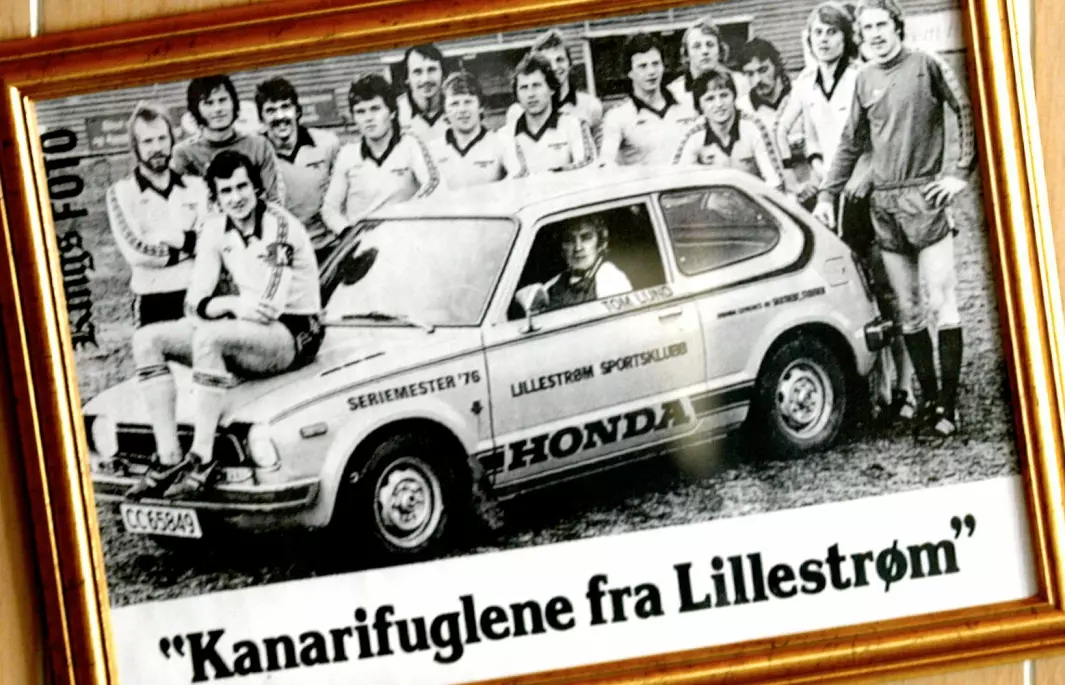 EN FUGL I HONDA…: Lillestrøms fotballklubb LSK inngikk avtale med Honda-importøren om å disponere 27 nye Civic. På panseret troner klubbens mest kjente spiller fra 1970-årene, Tom Lund.