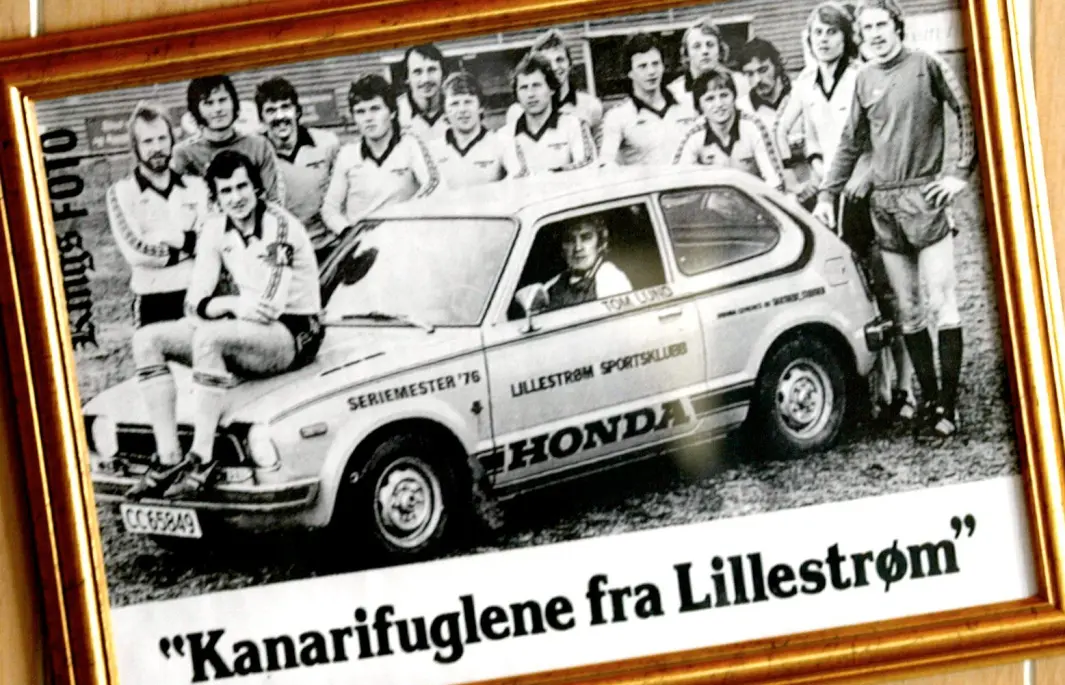 EN FUGL I HONDA…: Lillestrøms fotballklubb LSK inngikk avtale med Honda-importøren om å disponere 27 nye Civic. På panseret troner klubbens mest kjente spiller fra 1970-årene, Tom Lund. EN FUGL I HONDA…: Lillestrøms fotballklubb LSK inngikk avtale med Honda-importøren om å disponere 27 nye Civic. På panseret troner klubbens mest kjente spiller fra 1970-årene, Tom Lund.
