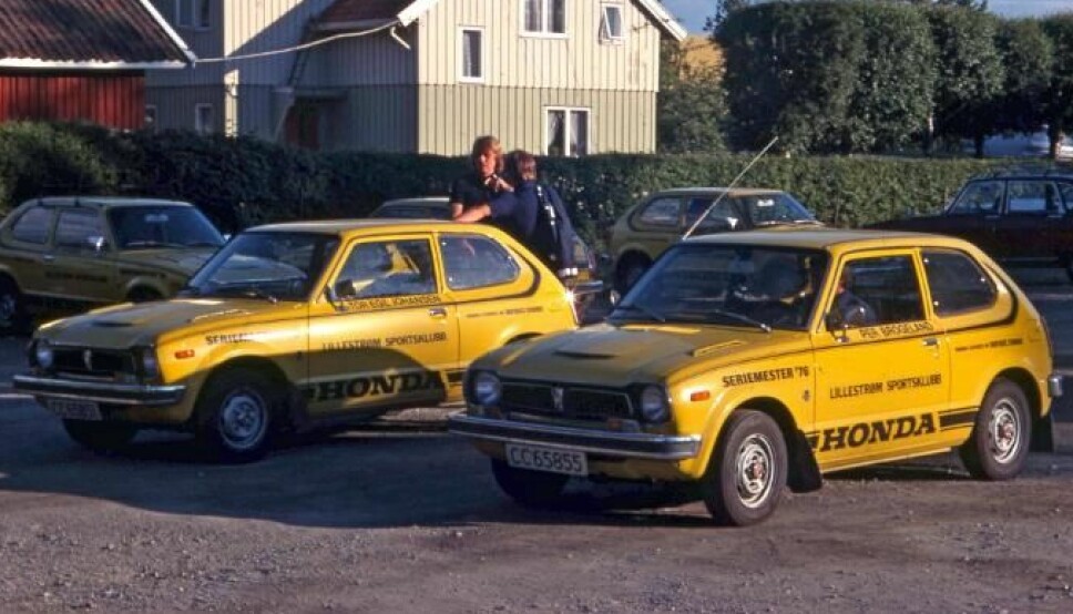 HONDA FOR HÅNDEN: De solgule bilene til LSK syntes hvor hen de kjørte. Spillerne Jan Birkelund og Tor Egil Johansen står ved bilen; Per Brogeland sitter i den nærmeste bilen.