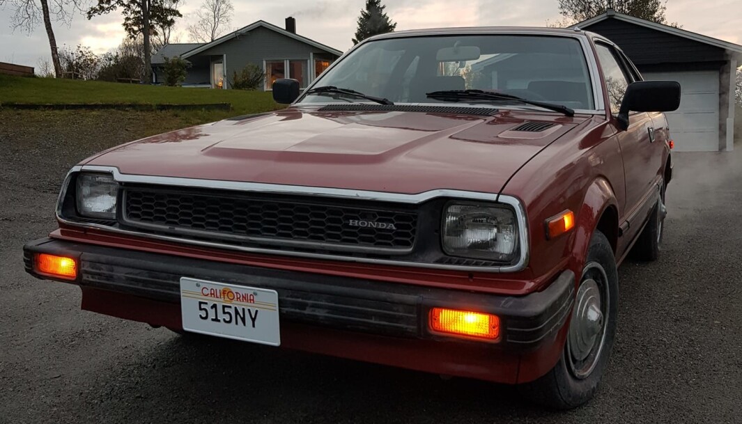 <span class="font-weight-bold" data-lab-font_weight_desktop="font-weight-bold">TRYNEFAKTOR: </span>Remy Simonsen i Troms flankerer sin kones Honda N600 med den noe mer sportslige Honda-modellen Prelude. <span class="font-weight-bold" data-lab-font_weight_desktop="font-weight-bold">TRYNEFAKTOR: </span>Remy Simonsen i Troms flankerer sin kones Honda N600 med den noe mer sportslige Honda-modellen Prelude.
