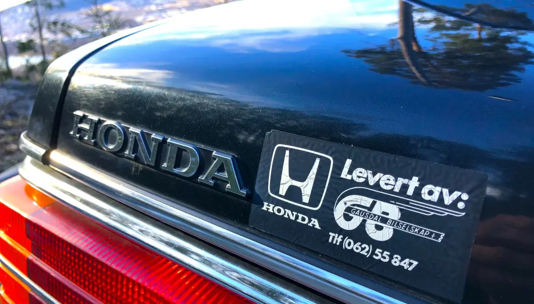 <span class="font-weight-bold" data-lab-font_weight_desktop="font-weight-bold">SMAKEN ER SOM BAKEN:</span> Bakstussen til Stian Krølle Røstes Honda Accord har et klistremerke med påskriften «levert av Gausdal bilselskap». <span class="font-weight-bold" data-lab-font_weight_desktop="font-weight-bold">SMAKEN ER SOM BAKEN:</span> Bakstussen til Stian Krølle Røstes Honda Accord har et klistremerke med påskriften «levert av Gausdal bilselskap».