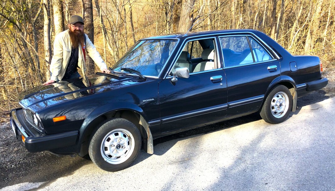 <span class="font-weight-bold" data-lab-font_weight_desktop="font-weight-bold">MED HÅNDA PÅ RATTET: </span>Hondaen, som farmoren til Stian Røste Krølle rattet i åresvis, ser fortsatt ny ut. Sort karosseri piffes opp av basseng-turkise interiørpaneler. <span class="font-weight-bold" data-lab-font_weight_desktop="font-weight-bold">MED HÅNDA PÅ RATTET: </span>Hondaen, som farmoren til Stian Røste Krølle rattet i åresvis, ser fortsatt ny ut. Sort karosseri piffes opp av basseng-turkise interiørpaneler.