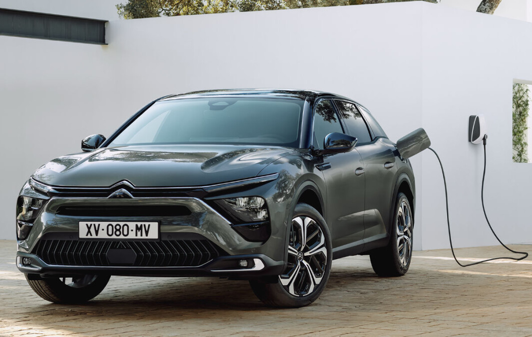 NY TOPPMODELL: Med 4,80 meter lange C5 X er Citroën tilbake i storbilklassen, denne gangen med en tidsriktig ladbar crossover. NY TOPPMODELL: Med 4,80 meter lange C5 X er Citroën tilbake i storbilklassen, denne gangen med en tidsriktig ladbar crossover.