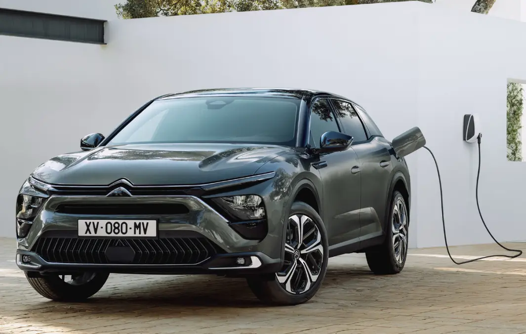 NY TOPPMODELL: Med 4,80 meter lange C5 X er Citroën tilbake i storbilklassen, denne gangen med en tidsriktig ladbar crossover. NY TOPPMODELL: Med 4,80 meter lange C5 X er Citroën tilbake i storbilklassen, denne gangen med en tidsriktig ladbar crossover.